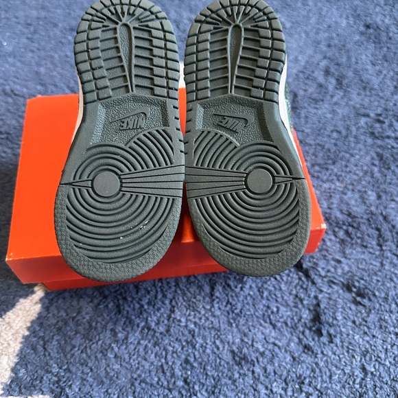 Nike Toddler Green and White Dunk Low - Picture 8 of 8